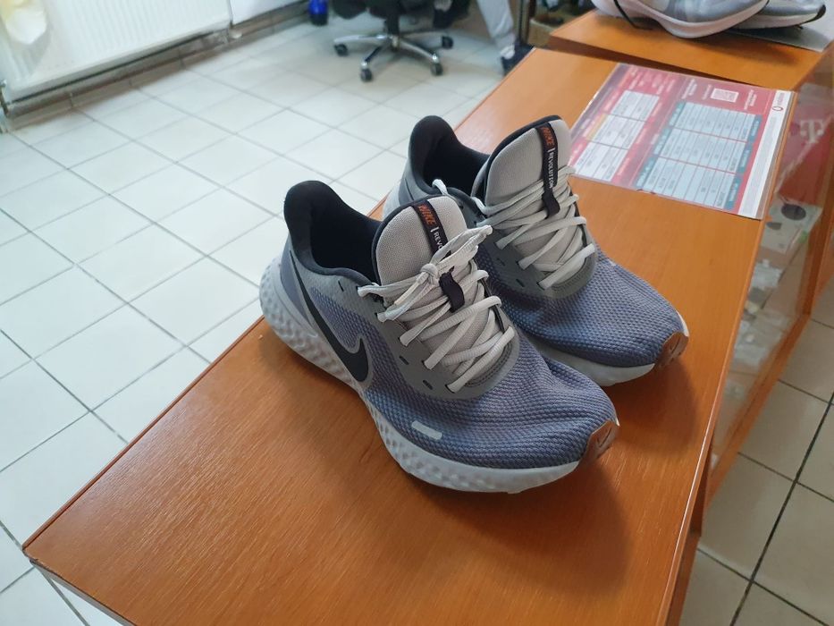 Vind Nike Revolution 5