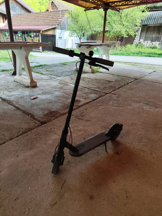 Vând trotineta electrica Xiaomi m365