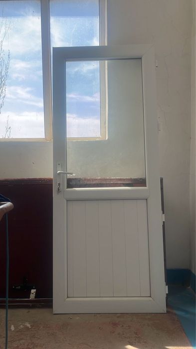 Пластиковая дверь