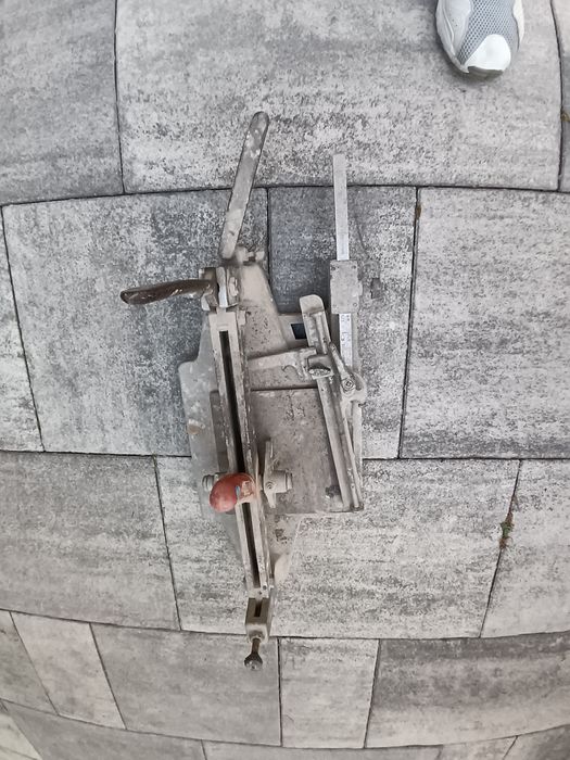 Vînd mașini de tăiat faianță și gresie