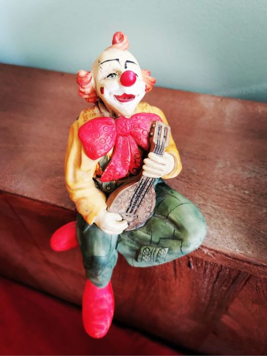 Антикварен винтидж клуон палячо шут музикант седнал с китара фигура