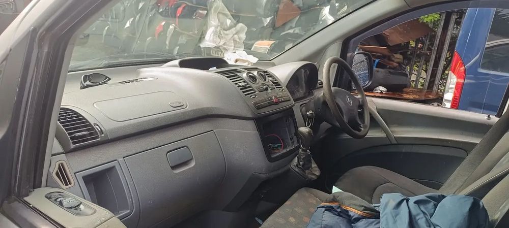 Dezmembrari / Dezmembrez Mercedes Vito 2.2 D646982(07T) cutie viteze manuala D716652(67Z) cod culoare 9744 (Vopsea argintiu strălucitor metalizat)