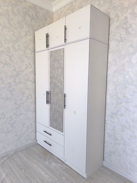 Shkaf sotiladi dastafka ustanovka bepul buladi ichida