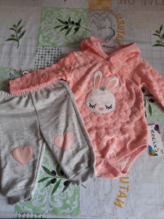 Продам костюмчик на девочку 0-3 мес