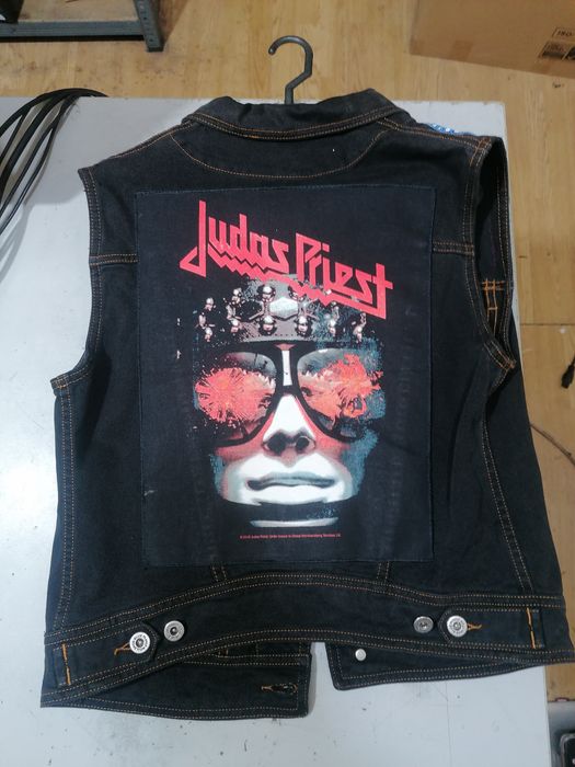 Vesta blugi cu patch Kreator și Judas Priest