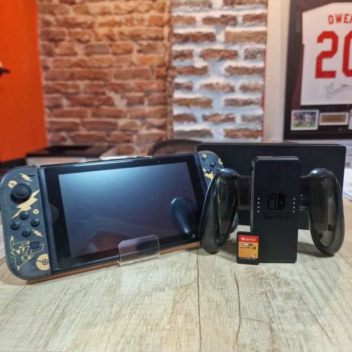 Consola Nintendo Switch V1, Joy-Con Compatibil Negru/Galben + Joc NBA 2K Playgrounds 2 | Garantie 12 Luni | UsedProducts.ro