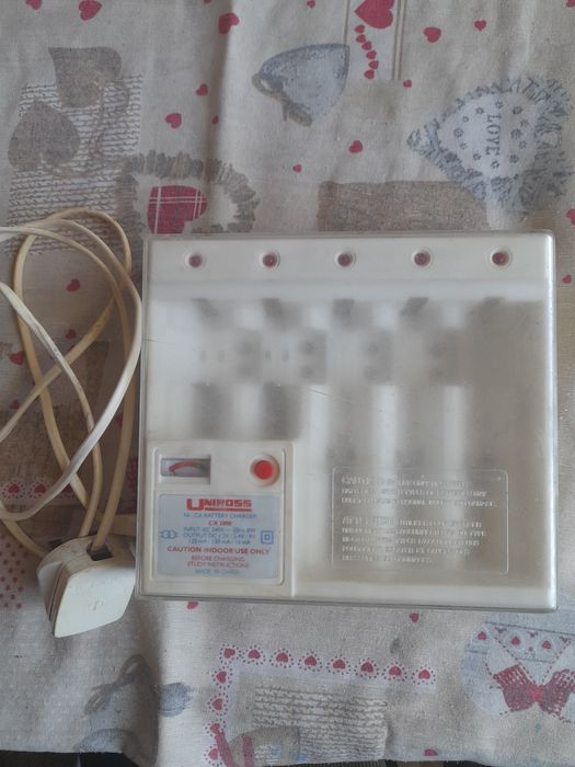 Зарядно за батерии уневерсално