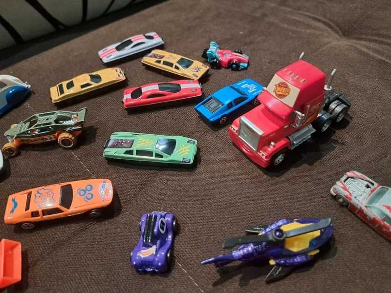 Lot 29 masinute din plastic si metal