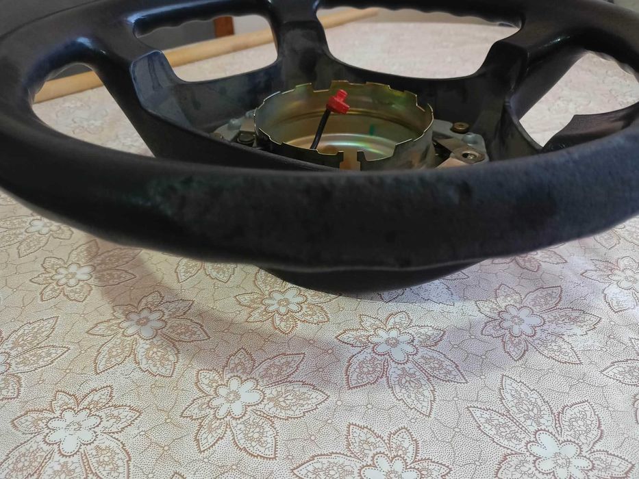 Продава се оригинален гумен волан за Мерцедес W124