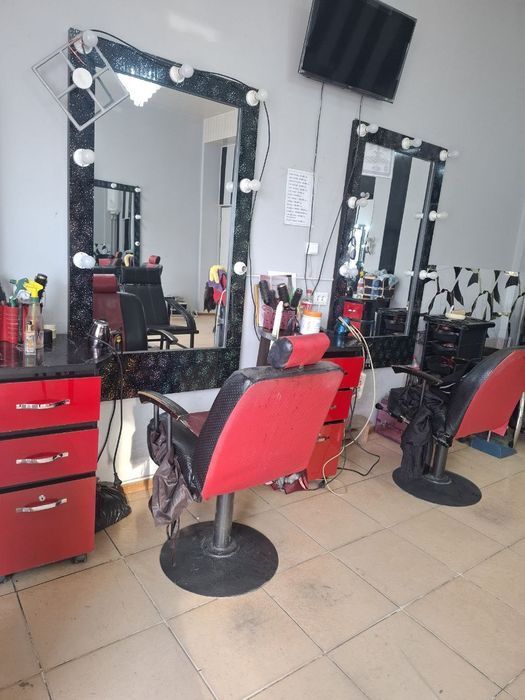 Аёллар салонидаги ойна ва тумбочкалар сотилади. Холати жуда зур