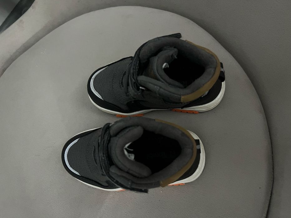 Продам детские ботинки