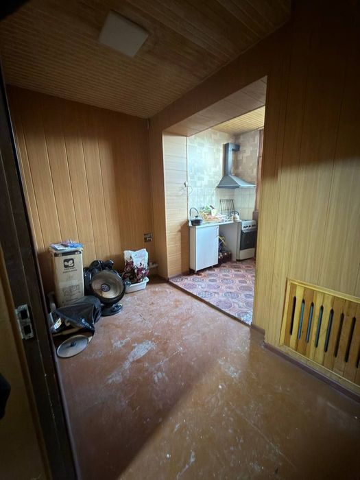 Сотилади 2 хона 1 етаж Кора Сарой 2 раддом