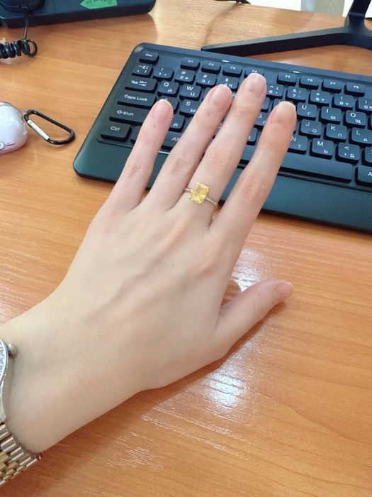 Продам золотое кольцо с бриллиантами