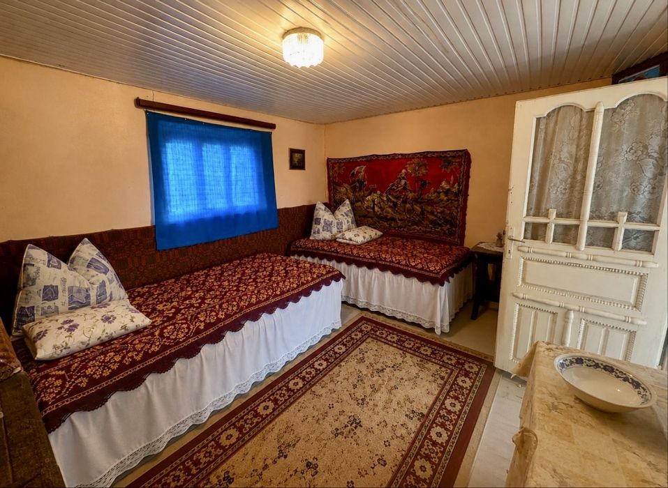 Casa cu teren intravilan 1000 mp si anexe