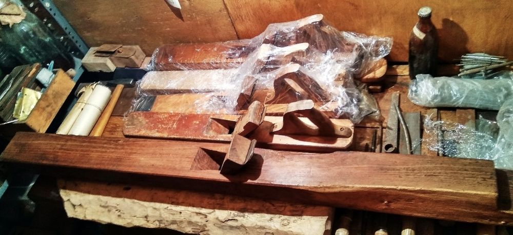 Продавам дърводелски тезгях, и профилни  рендета.