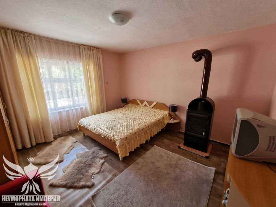 Продавам къща 225РЗП с 266 кв.м. двор в с.Забърдо обл.Смолян