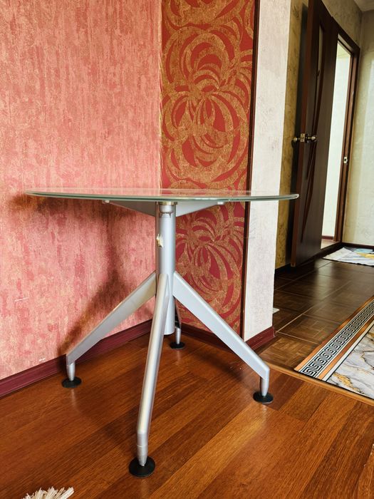 Стол стеклянный