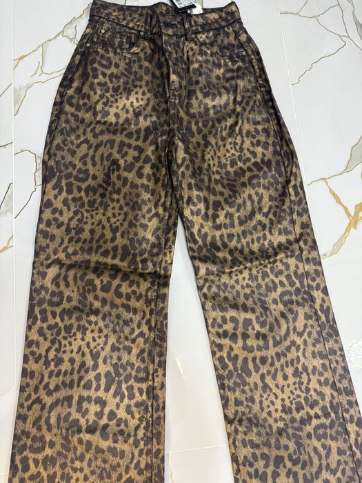 Blugi trendyol noi eticheta