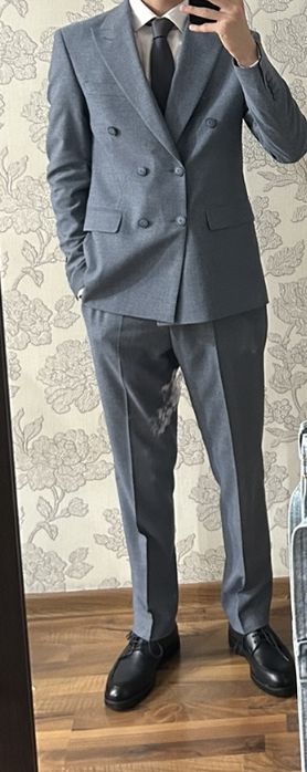 Двубортный костюм