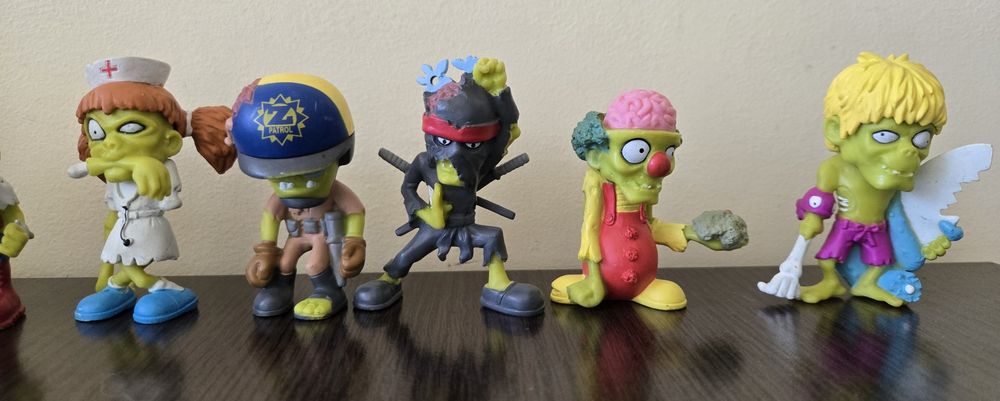 Зомби различни играчки