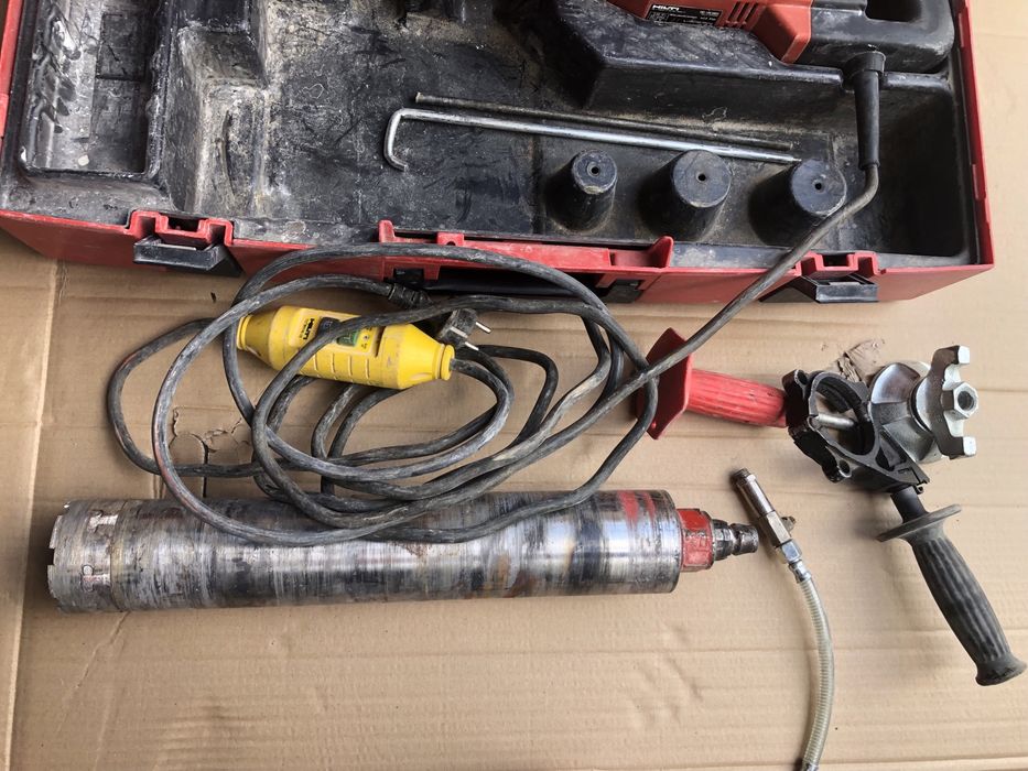 Masina de carotata Hilti DD 100 MEC cu carota inclusa