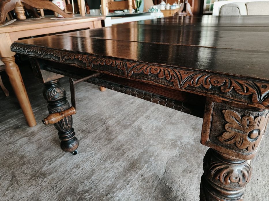 Антикварна трапезна маса с богата дърворезба