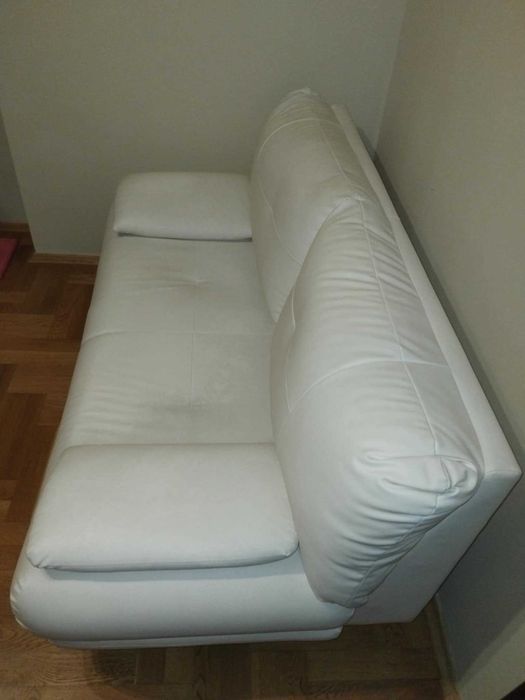 Два Бели Кожени Дивана В Запазено Състояние