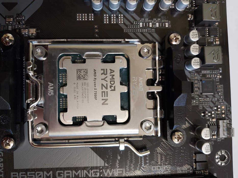 AMD Ryzen 5 7500F + Gigabyte B650M Gaming Wi-Fi rev.1.5