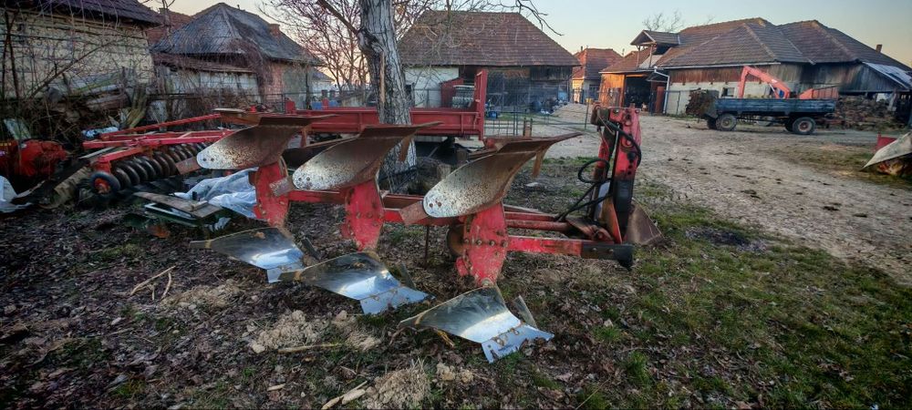 Plug reversibil cu trei brazde