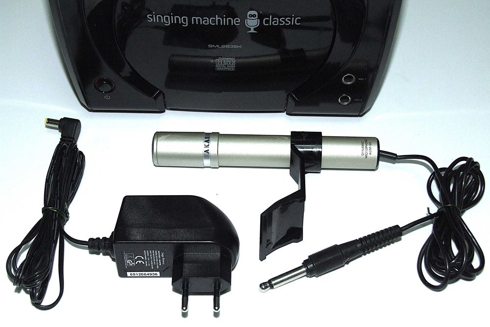KARAOKE Singing Machine + microfon AKAI si 7 CD-uri cu negative, NOU