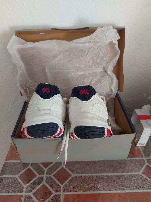 Дамски маратонки  Асикс  39 номер