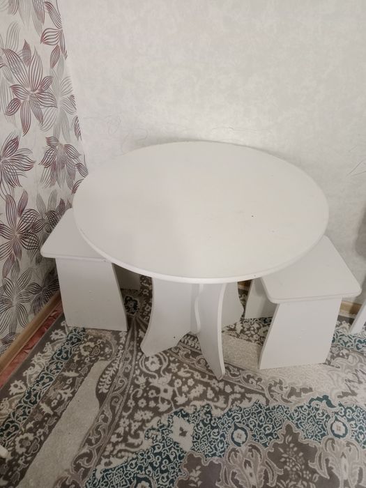Продам диван и стол с тобуретками