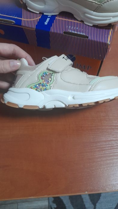 Кроссовки на девочку