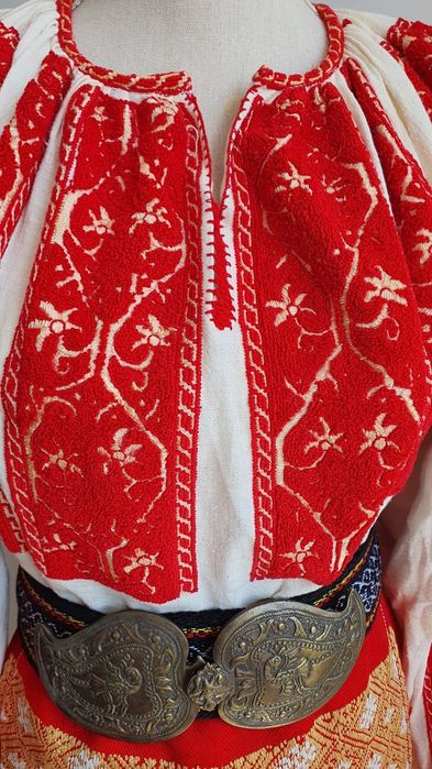 Costum popular (ie/camasa cu poala, catrinte, sorturi, fote, oprege)