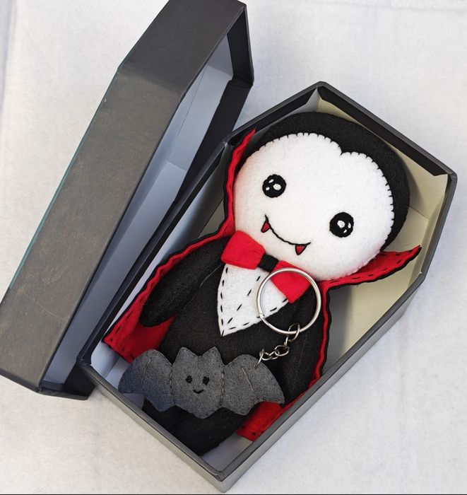 Set cadou papusa Dracula+breloc