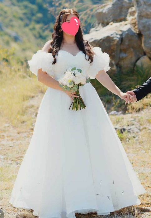 Rochie mireasa model 2025