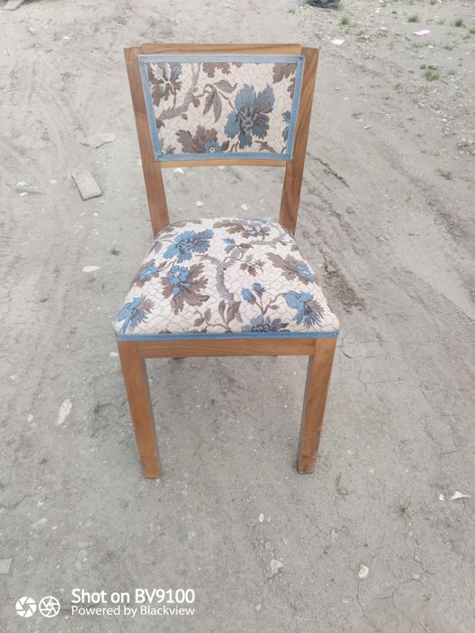 Vând 4 scaune din lemn cu tapițerie florala !