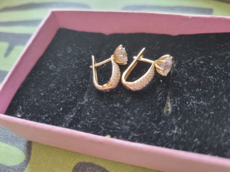 Продам золотые серьги