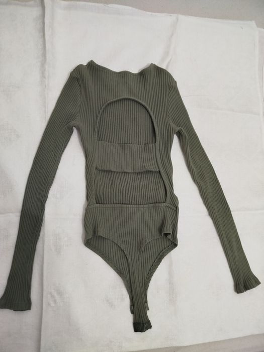 Облегающий боди с открытой спиной