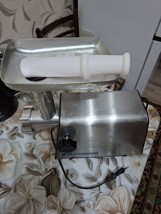 Продаётся электромясорубка Vitek