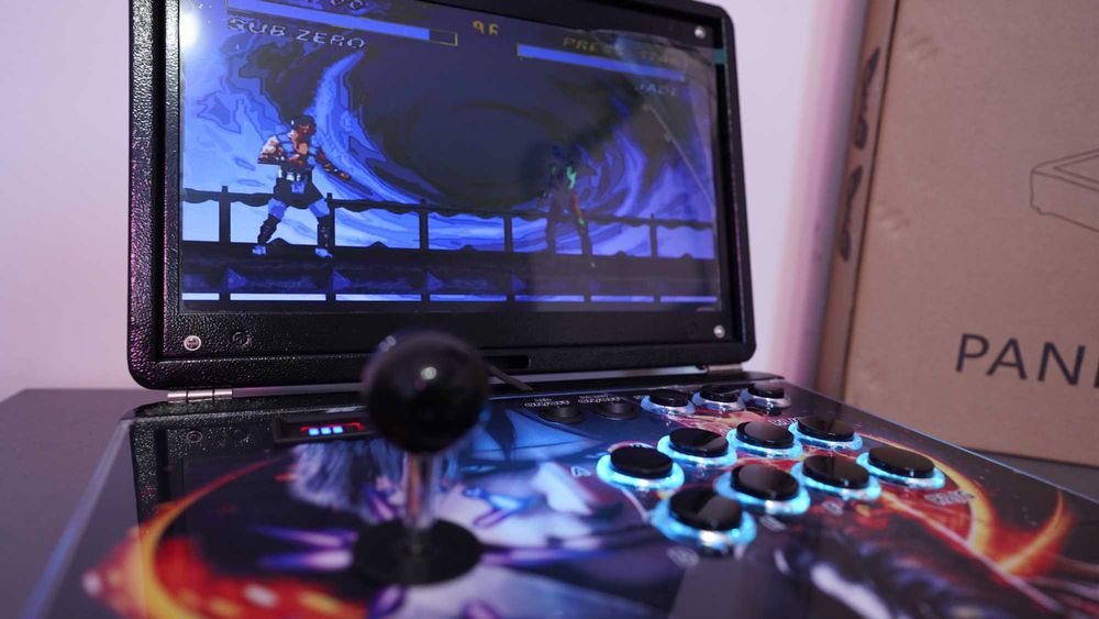 Портативна Аркадна Конзола в Куфар - 14 инча екран, батерия, компютър