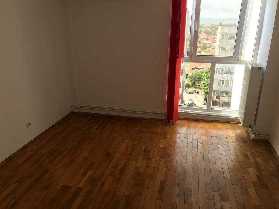 Închiriez apartament 3 camere zona centrala