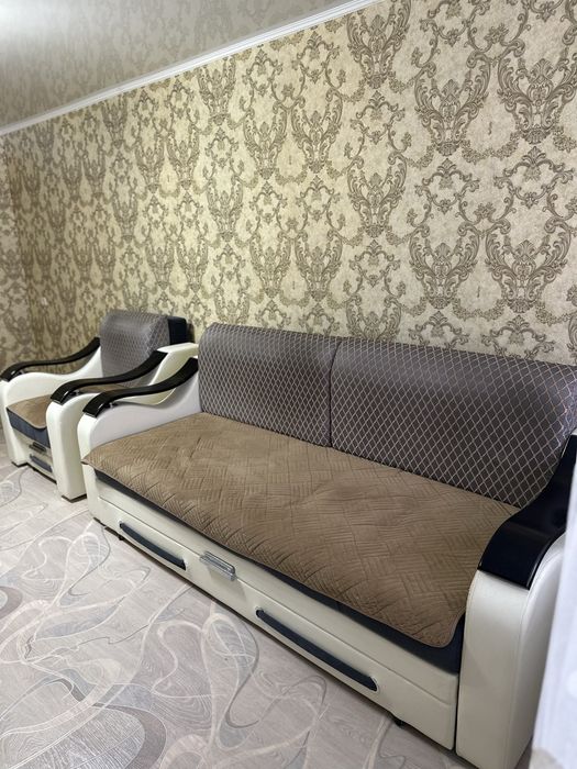 Диван и одно кресло