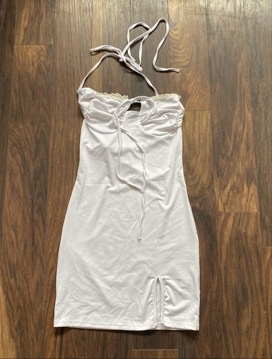 Къса бяла рокля