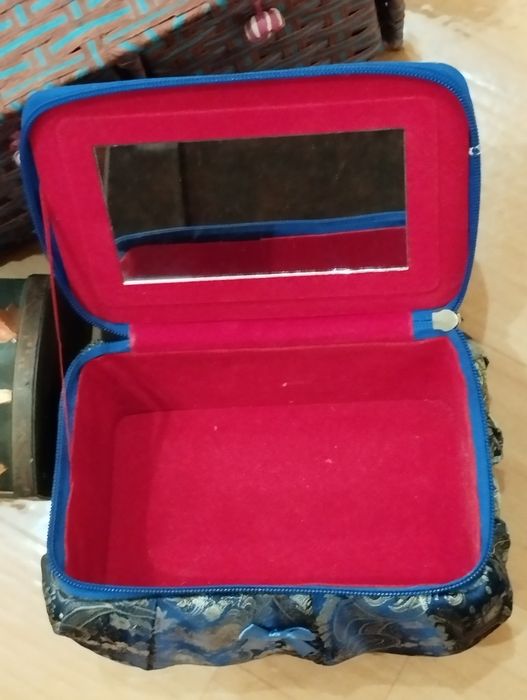 Шкатулки разные,зеркала