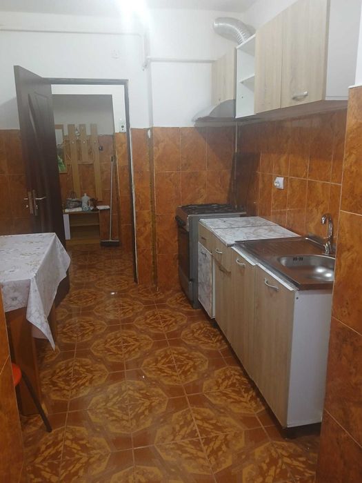 Închiriez apartament cu 2 camere