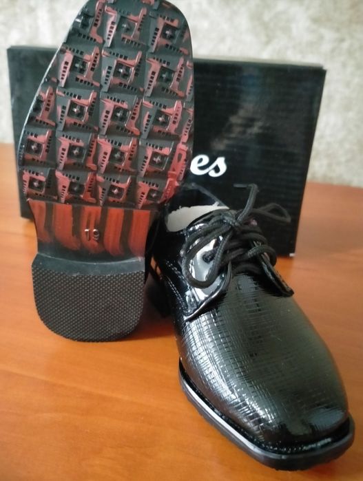 Продам туфли новые на мальчика.