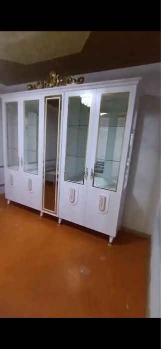 Белый шкаф с зеркалом