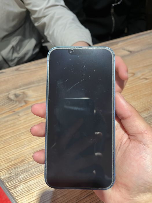 В продаже айфон 13 синего цвета, цена на день