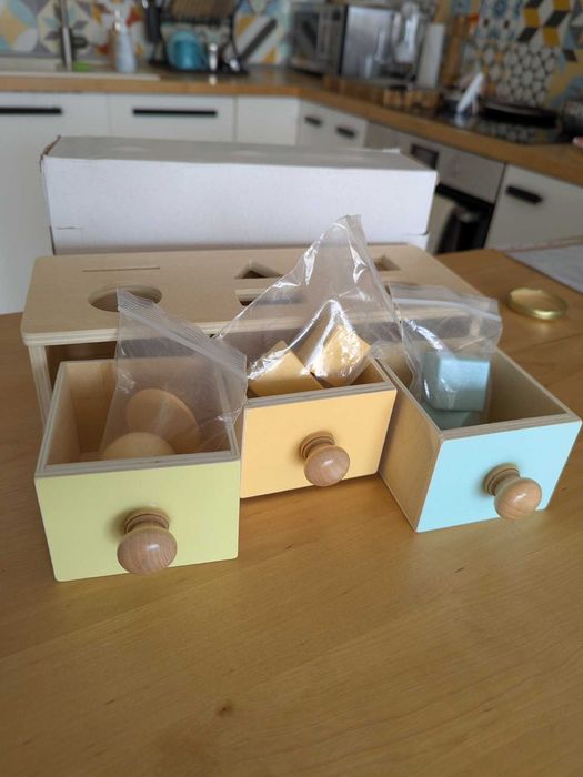 Монтесори кутия с топче и форми